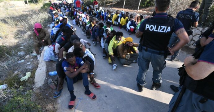 A Lampedusa altro giorno di sbarchi: con i trasferimenti si prova a ridurre il numero di migranti nell’hotspot