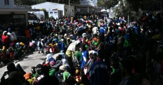 Copertina di Migranti, a Lampedusa una delegazione della Commissione Ue. Macron: “Un dovere non lasciare sola l’Italia”