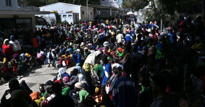 Migranti, a Lampedusa una delegazione della Commissione Ue. Macron: “Un dovere non lasciare sola l’Italia”