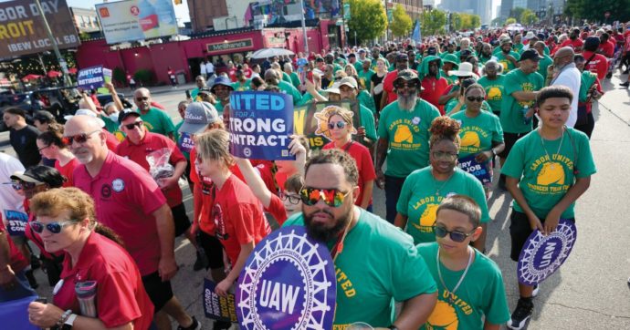 Auto, operai Usa in sciopero, Sanders va in  piazza, Biden costretto ad appoggiarli