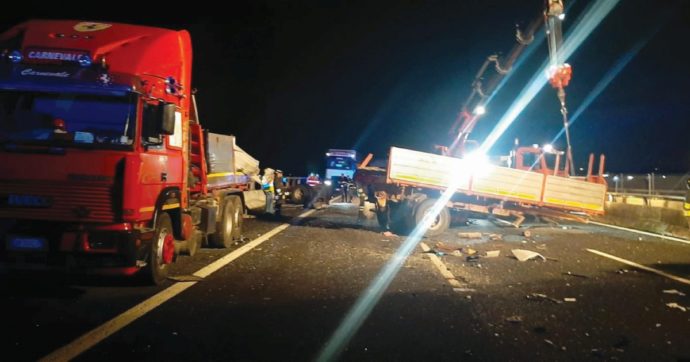Bus con migranti a bordo contro un tir: morti i due autisti a Roma