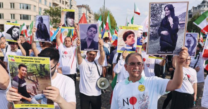 Iran un anno dopo Mahsa: lo Stato minaccia  la piazza