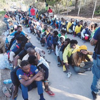 Copertina di Migranti, Meloni rincorre Salvini: blocco navale e altri centri