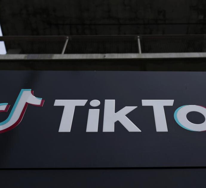 Universal Music ritira le canzoni da TikTok: “Hanno tentato di intimidirci. Fanno business senza pagare un giusto valore alla musica”. Via dalla piattaforma Taylor Swift, Elodie e Mahmood