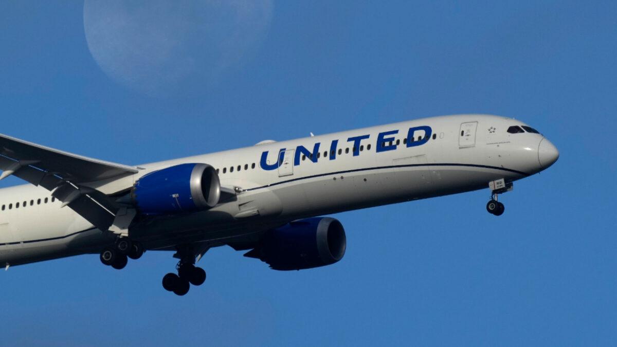 Un volo della United Airlines ha rischiato di colpire un drone. Il pilota rivela: “Era a 30 metri sotto di noi”