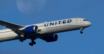 Copertina di “Era rosso e lucido”: aereo della United Airlines si schianta contro un drone a 900 metri di altezza
