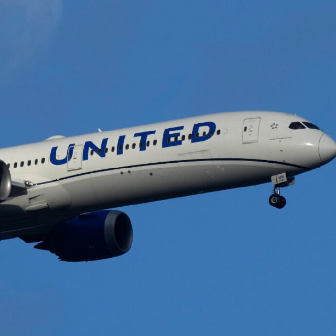 “Era rosso e lucido”: aereo della United Airlines si schianta contro un drone a 900 metri di altezza