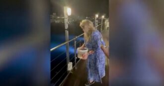 Copertina di Turista in vacanza in Gallura compra l’aragosta del ristorante per liberarla in mare