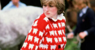 Copertina di Lady D, asta record per il maglione della ‘pecora nera’: ecco a quanto è stato venduto e che cosa ha rappresentato per la principessa triste