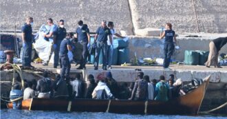 Morto un neonato partorito su un barchino durante la traversata verso Lampedusa. Nella notte altri sbarchi sull’isola