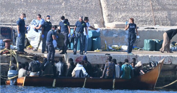 Morto un neonato partorito su un barchino durante la traversata verso Lampedusa. Nella notte altri sbarchi sull’isola