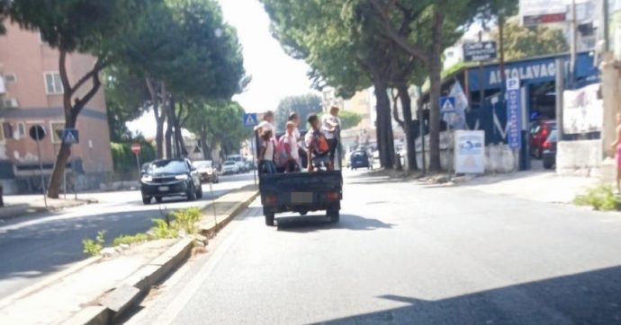 Copertina di Napoli, Apecar trasformato in scuolabus: bimbi in piedi