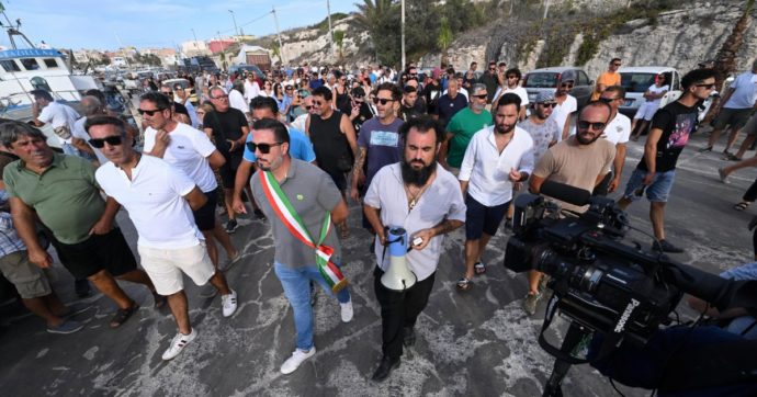 Anche un bimbo morto tra caos, attese e cortei