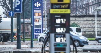 Copertina di Prezzi dei carburanti ai massimi da ottobre. Assoutenti: “Benzina oltre i 2,5 euro per litro al servito in autostrada”