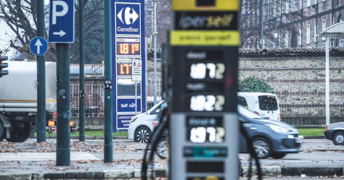 Prezzi dei carburanti ai massimi da ottobre. Assoutenti: “Benzina oltre i 2,5 euro per litro al servito in autostrada”