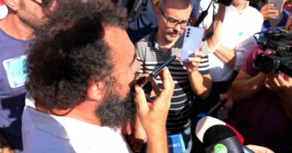Copertina di Proteste a Lampedusa, il questore urla al telefono con gli abitanti: “Vengo e succede un casino”. E saluta dicendo: “Pilu per tutti”