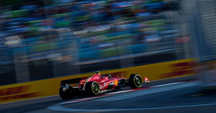 Gp di Singapore, Sainz in pole position e Leclerc in terza posizione. Fuori le Red Bull nel Q2