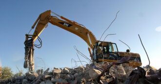 Copertina di Sicilia, il capogruppo di Fdi spinge la sanatoria edilizia: ok alla norma-condono che consente pure di aumentare le cubature del 30%