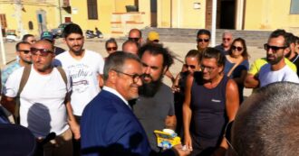 Copertina di Proteste a Lampedusa, abitanti incontrano il questore e gli danno della camomilla. Lui poco dopo se ne va: “Davanti ai giornalisti non parlo”