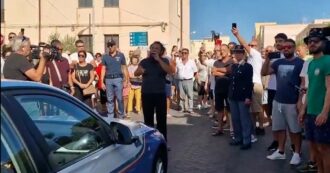 Copertina di Lampedusa, cittadini bloccano le auto di Meloni e von der Leyen. La premier: “Ce la stiamo mettendo tutta”