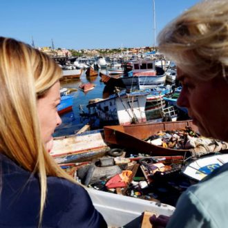 Copertina di Lampedusa, spariti 5 mila migranti e le brandine per il blitz di Giorgia e Ursula