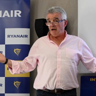 Copertina di L’Italia s’è inchinata a Ryanair e adesso subisce i suoi ricatti