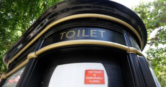 Copertina di Inghilterra, in 10 anni persa la metà dei bagni pubblici. E il ‘wild toileting’ dilaga tra problemi sociali, sanitari ed economici