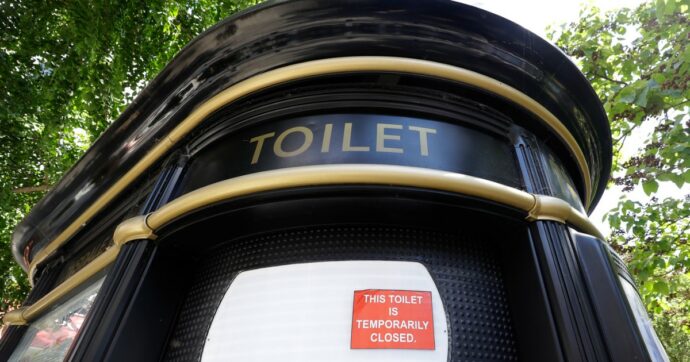 Inghilterra, in 10 anni persa la metà dei bagni pubblici. E il ‘wild toileting’ dilaga tra problemi sociali, sanitari ed economici