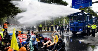 Copertina di Mothers Rebellion in piazza per le generazioni future: “Quello che facciamo oggi è il loro domani”
