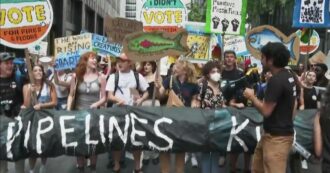 Copertina di New York, in migliaia in corteo a Manhattan per chiedere a Biden lo stop ai nuovi progetti sui combustibili fossili