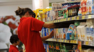 Copertina di Accordo sul rinnovo dei contratti nazionali del terziario di Confcommercio e Confesercenti: si applicano a 3 milioni di lavoratori