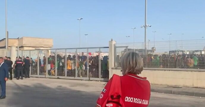 Porto Empedocle, caos al centro per i migranti: centinaia in fuga. Il sindaco: condizioni disumane, cercano acqua e cibo