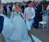 Copertina di Gessica Notaro, l’abito del marito divide i social: “Lui non ha fatto in tempo a vestirsi”