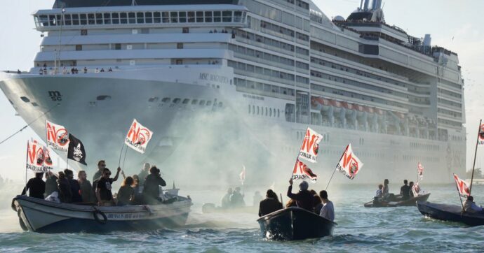 Rischio di esclusione dall’Unesco? Venezia mette il ticket ma rivuole già le mega-navi da crociera nel centro storico entro il 2027