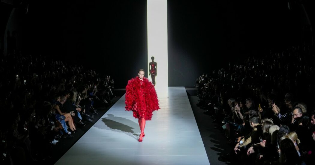 Al via la Milano Fashion Week, tra attesi debutti e anniversari. Capasa: “Non riusciamo più a trovare slot per le sfilate, serve un giorno in più”