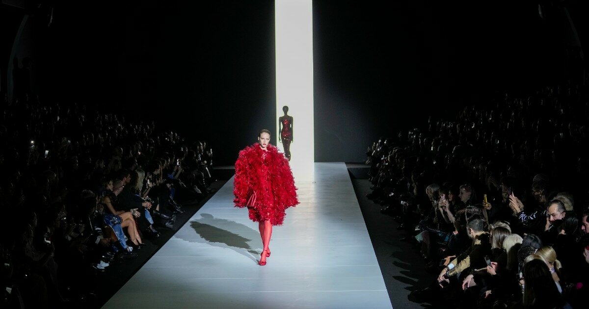 Milano Fashion Week, dal 20 al 26 febbraio le sfilate della Moda Donna: “Lo scontrino medio atteso è di mille euro”. Ecco i debutti più attesi e tutti gli eventi