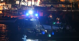 Copertina di Lampedusa, 13 sbarchi in meno di un’ora: caos al molo Favarolo, le forze dell’ordine contano i migranti