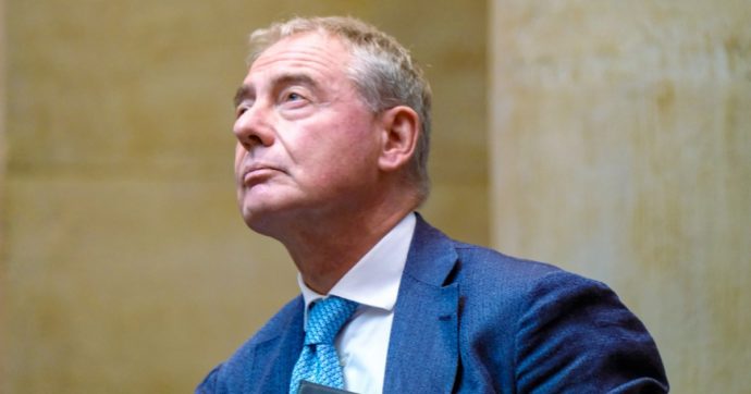 Caro voli, Urso si piega a Ryanair: salta il tetto