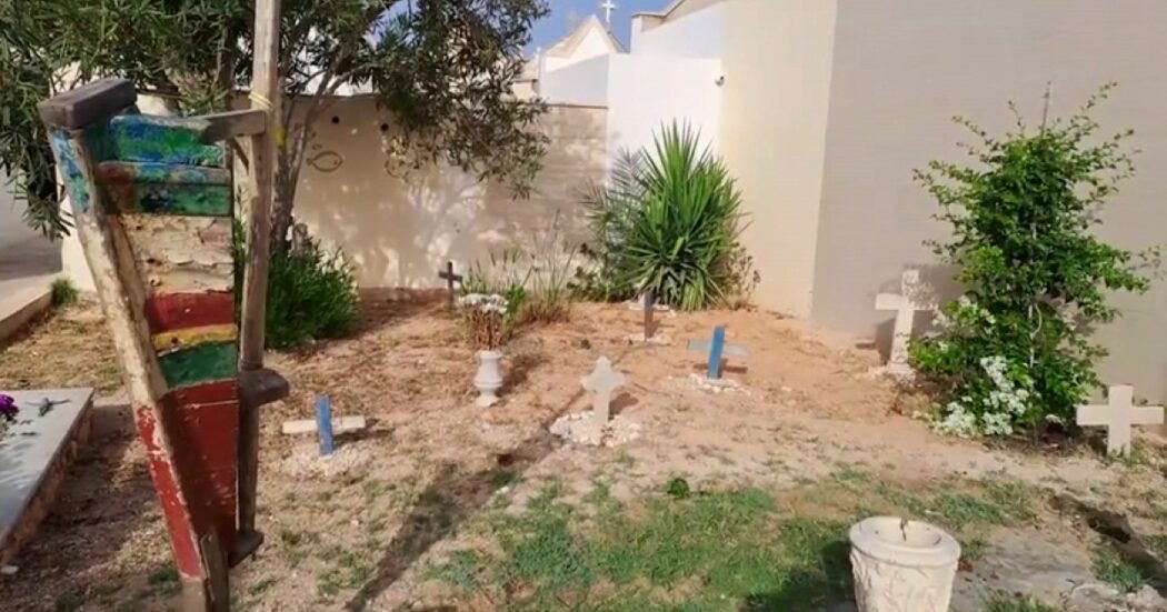 Migranti, al cimitero di Lampedusa le vittime dei naufragi sono ricordate con croci fatte coi resti delle barche approdate sull’isola – Video