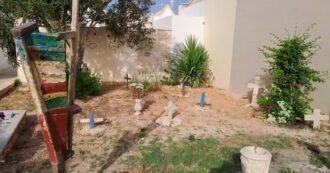 Copertina di Migranti, al cimitero di Lampedusa le vittime dei naufragi sono ricordate con croci fatte coi resti delle barche approdate sull’isola – Video