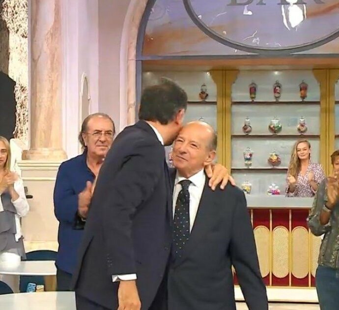 Giancarlo Magalli torna a I Fatti Vostri. Tiberio Timperi: “Qualche volta hai fatto venire il prurito al qualcuno”. La risposta è beffarda