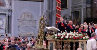 Copertina di Si è sciolto il sangue di San Gennaro: applausi nella cattedrale gremita di fedeli. Le immagini