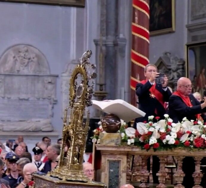 Si è sciolto il sangue di San Gennaro: applausi nella cattedrale gremita di fedeli. Le immagini