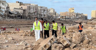 Copertina di L’aereo-Terra cade, intanto i passeggeri se ne infischiano