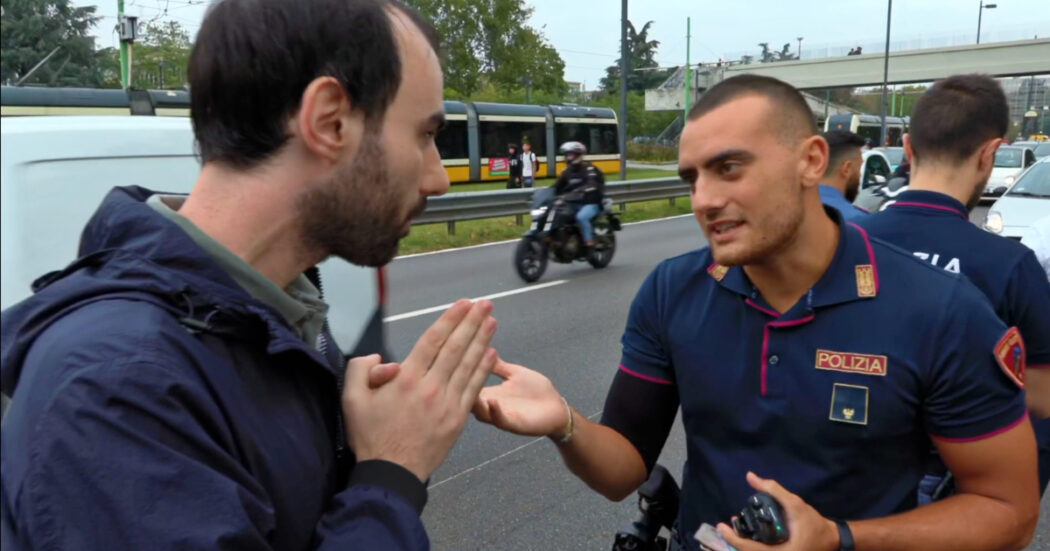 Il dialogo tra l’attivista per il clima e il poliziotto che fa discutere: “Ho chiamato il 118 perché le ambulanze non passassero qui”