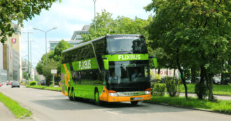 Copertina di Flixbus Berlino-Trieste si ribalta: morta una 19enne, 5 feriti gravi. Coinvolti anche 3 italiani