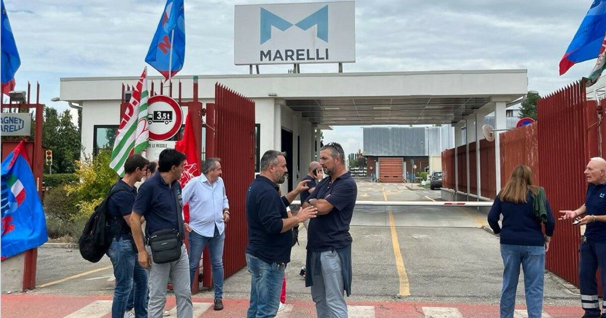 Marelli, la chiusura di Crevalcore allarma i sindacati: “La transizione all’elettrico scaricata sui lavoratori. Meloni decida da che parte stare”