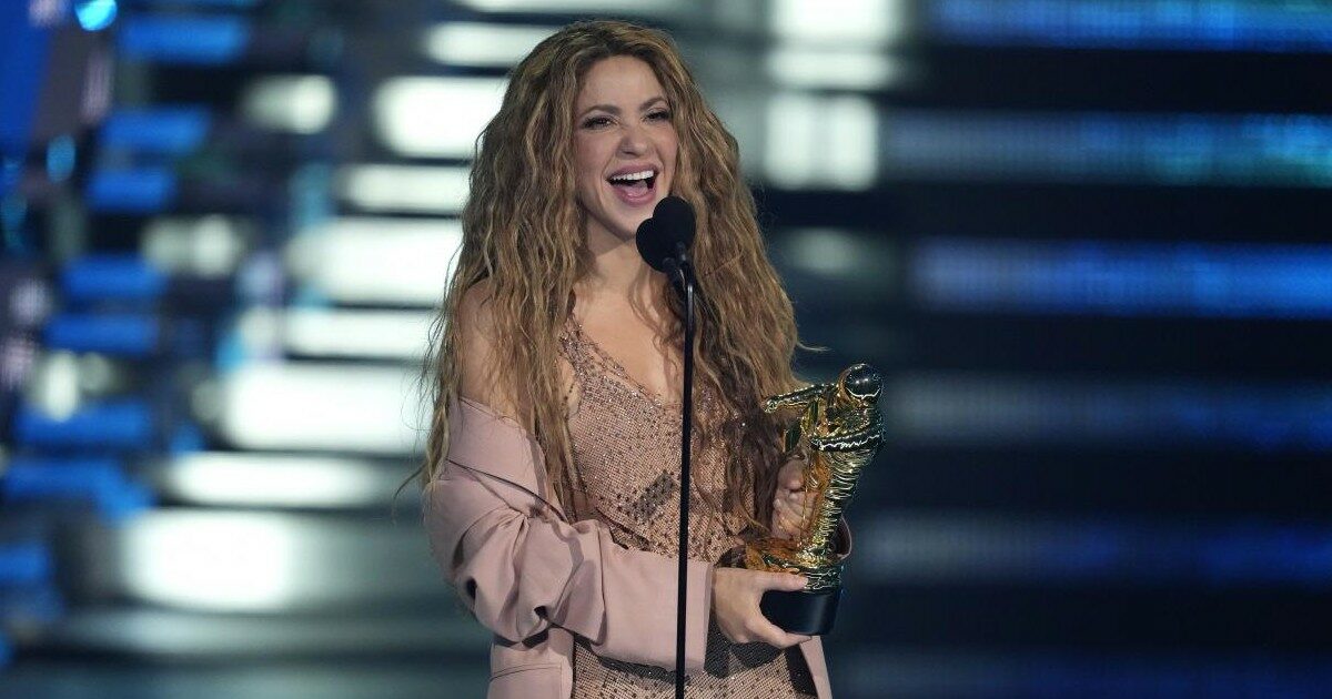 Shakira sale sul palco e ringrazia l’uomo che l’ha sempre chiamata dopo la separazione con Piqué: “C’è stato in uno dei momenti più duri della mia vita”