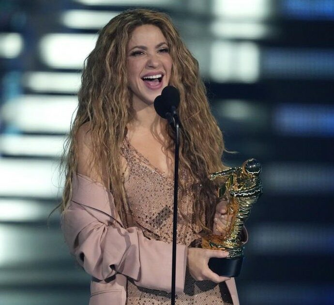 Shakira sale sul palco e ringrazia l’uomo che l’ha sempre chiamata dopo la separazione con Piqué: “C’è stato in uno dei momenti più duri della mia vita”
