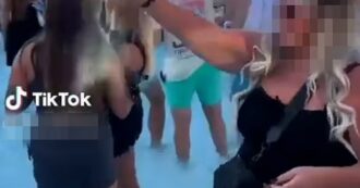 Copertina di Sparge le ceneri del fratello nella piscina di un noto albergo di Ibiza e posta il video sui social: polemiche